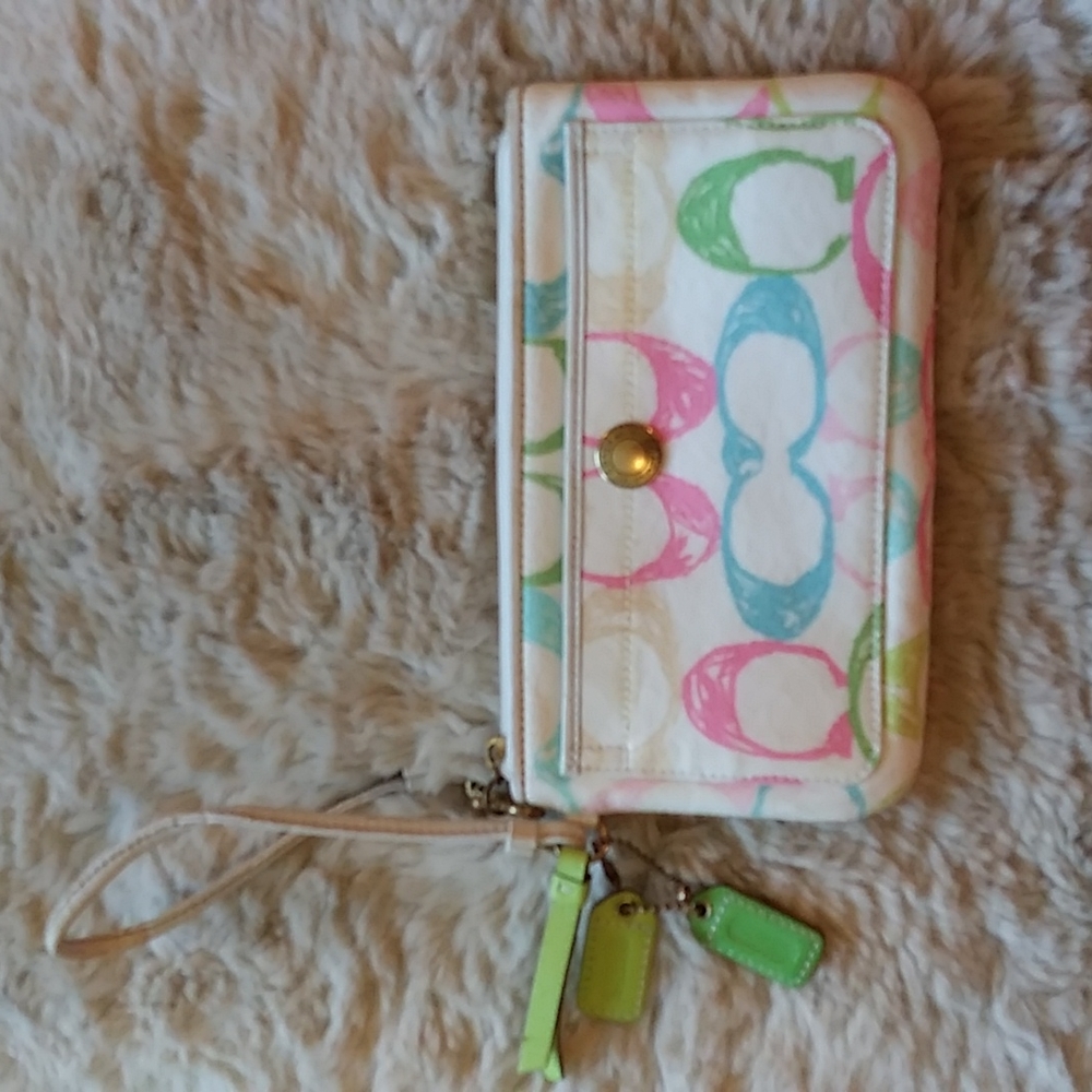 VGUC. Coach wristlet.